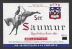 Etiquette  De Vin Saumur Sec 98 Cl  - Thème Chevaux Ecole De Cavalerie-Coop. Des Vignerons à Saint Cyr En Bourg   (49) - Cavalli