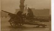 POST CARD LONDON CAPTURED GERMAN GUNS AT BUCKINGHAM PALACE - Buckingham Palace