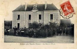 Dépt 86 - NEUVILLE-DE-POITOU - Bellefois - La Maison D'École - Très Animée, Tous Les écoliers Et L'instituteur - Neuville En Poitou