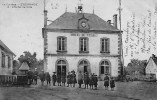 19 EYGURANDE L HOTEL DE VILLE AVEC HABITANTS POSANT DEVANT EN 1907 - Eygurande