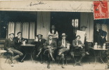 MAISONS LAFFITTE - EQUITATION - Belle Carte Photo Cavaliers Attablés Au Café Lisant Le Journal "Le Jockey " En 1908 - Maisons-Laffitte