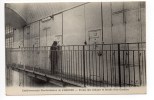 FRESNES (94) - ETALBLISSEMENTS PENITENTIAIRES - PORTES DES CELLULES ET RONDE D'UN GARDIEN - Fresnes