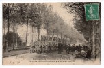 FRESNES (94) - ETALBLISSEMENTS PENITENTIAIRES - LA GARDE DESCENDANTE DANS LA GRANDE ALLEE CENTRALE - Fresnes