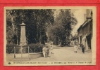 * SAINT GERMAIN LES BELLES - Le Monument Aux Morts Et Le Champ De Foire - 1952 ( Belle Animation, Commerçant En Tenue ) - Saint Germain Les Belles