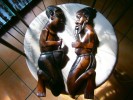 2 STATUETTES BOIS AFRICAINES A ACCROCHER  49 CM - Arte Africano