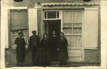 PHOTO FAMILIALE DEVANT MAISON SITUEE AU NUMERO 12 - Genealogia