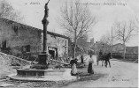 83 RIANS LA GRANDE FONTAINE  ENTREE DU VILLAGE   SES HABITANTS  VOITURE ATTELEE - Rians