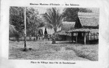 Missions Maristes D'Océanie. Iles Salomon. Place De Village Animée Dans L'ile De GUADALCANAL.cpa Année 1930 - Solomon Islands