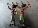 SCULPTURE - AFRIQUE - PAIRE DE PERSONNAGES - MUSICIENS ? SORCIERS ? - METAL - PEINTURE - H:165 Mm - Arte Africano