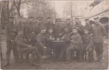 Allemagne 1916. Carte Postale, Photo. Feldpostkarte De Zwickau, Franchise Militaire. Soldats Jouant Aux Cartes - Cartes à Jouer