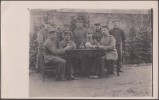 Allemagne 1914. Carte Postale, Photo. Soldats Allemands Jouant Aux Cartes - Cartes à Jouer