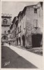 Cp , 30 , VILLENEUVE-lès-AVIGNON , Rue De L'Hôpital , Les Arcades Et L'Église De La Collégiale - Villeneuve-lès-Avignon