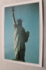 New-York - The Statue Of Liberty Créée Par Le Français Bartholdi. La Liberté éclairant Le Monde Dresse Sa Flamme à 93 M - Estatua De La Libertad