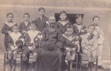 COMMUNION En 1915 à Aix - Carte Photo D´une Communion ( Remarque: Voir La Tenue  Des  Enfants  Et  Du Prêtre ). - Communie