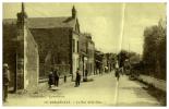 CPA   LE MERLERAULT  ,  La Rue De La Gare Très Animée - Le Merlerault