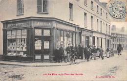 La Fère    02    Place Des Marchés.  Papeterie Lequeux - Altri & Non Classificati