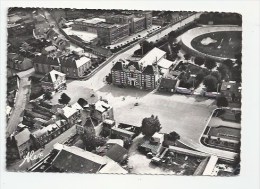 50 - EQUEURDREVILLE -  VUE AERIENNE  SUR LA MAIRIE, COURS COMPLEMENTAIRES ET ALENTOURS- CPSM DENTELÉE  N & B - 10.5 X 15 - Equeurdreville