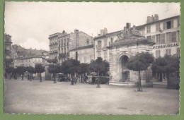 CPSM Petit Format - CHARENTE MARITIME - ROCHEFORT - PLACE COLBERT, LA FONTAINE - Petite Animation Au Second Plan - Q.P. - Rochefort