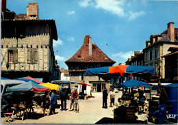 46 SAINT CERE - La Place Du Mercadial --- Un Jour De Marché - - Saint-Céré