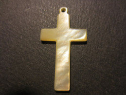 Petite Croix De Cou Ancienne Sculpté Dans De La Nacre Naturelle - Other & Unclassified