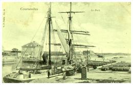 CPA  COURSEULLES  , Le Port ,un Bateau Et Son Quartier - Courseulles-sur-Mer