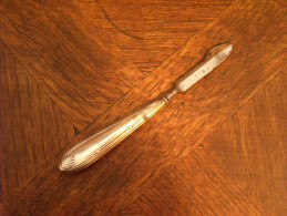 Accessoire De Toilette, Scalpel XIXe Style Louis XV , Manche En Argent Fourré - Zilverwerk