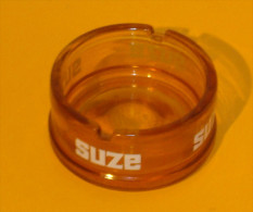 Cendrier Publicitaire " SUZE " Sérigraphié Verre Moulé Ambré  8,5 X 4,5 Cm.TBE - Glas