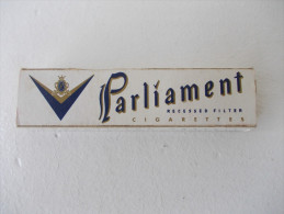 Ancien Paquet De Cigarettes. PARLIAMENT - Echantillon Gratuit - Paquet Vide - - Autres & Non Classés