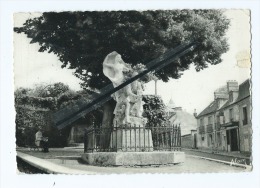 CPM Abîmée - Ermenonville  - La Statue De J.J Rousseau - Ermenonville