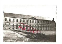 Cpm 272290 Le Bec Helluin  , Abbaye Notre Dame , La Cour De France - Beaumesnil