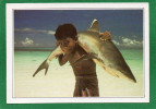 Maldives   Un Enfant Portant Sur Le Dos Un Requin à Pointe Blanche, CPM  TBE Partie Verso Explications - Maldiven