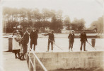 Photo 1900 OUISTREHAM - Pêcheurs Au Harpon Dans Le Canal (A124) - Ouistreham