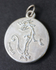 Beau Pendentif Médaille En Métal Argenté Dragon Disney / Idéogrammes Chinois - Walt Disney Medal - Pendenti