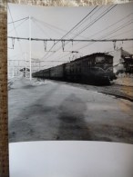 Locomotive électrique De Type 2D2 9100 Traversant La Gare De LIVRON Dans Les Années 1970 - Eisenbahnverkehr