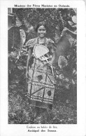 SAMOA - ECOLIERE EN HABITS DE FÊTE - ARCHIPEL DES SAMOA - CPA ETHNIQUE EN BEL ETAT. - Samoa