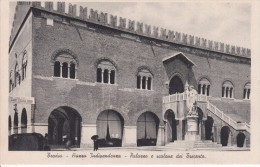 Cp , ITALIE , TREVISO , Piazza Indipendenza , Palazzo E Scalone Dei Trescento - Treviso
