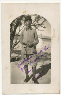 Carte Photo Beau Militaire ( Au Dos Souvenir Algerie ) Bandes Molletieres - Hommes