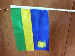 EXPO UNIVERSELLE MILANO 2015, Drapeau De Bureau Du Pavillon Du RWANDA, Offert Au Pavillon Rwanda - Autres & Non Classés