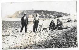 ETRETAT (76) Carte Photo Bord De Mer Personnages Gros Plan Ville En Arrière Plan - Etretat