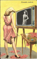 Pin-up, Femme Devant écran Télé, TV Noir Et Blanc 'conseils Couture' (robe, Bas, Talons) - Dessin Signé Carrière - Pin-Ups