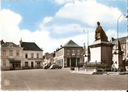 PHILIPPEVILLE (5600) :  Grand Place ( Poste, Delhaize, Monument, Marquage Sur Le Sol Du Terrain De Balle Pelote ). CPSM. - Philippeville