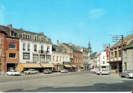 FLORENNES (5620) : La Place Verte. Nombreux Commerces Et Automobiles. CPSM. - Florennes