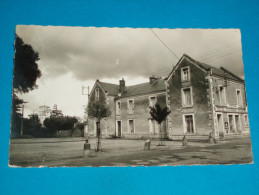 85) L'hermenault - La Poste Et L'eglise  - Année 1960 - EDIT : Messe - L'Hermenault