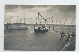 Courseulles-sur-Mer (14) : Retour Du Bateau De Pêche Bénédiction En Mer Vue Prise à L´entrée Du Port En 1956 (animé) PF. - Courseulles-sur-Mer