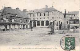 Bricquebec     50    Mairie Et  Statue Du Général Lemarois - Bricquebec
