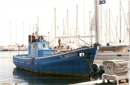 Photo Au Format Legerement   Cpa Bateau - Pêche