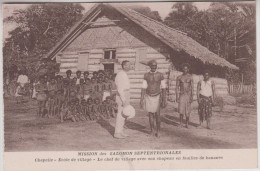 Mission Salomon - Chapelle - Ecole De Village - Le Chef De Village Avec Son Chapeau En Feuilles De Bananes - Solomon Islands