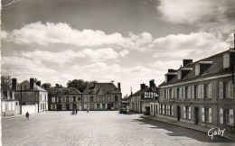 CPSM - COURTALAIN (28) - Aspect De La Place , De La Mairie Et Du Restaurant Au Cheval Blanc En 1955 - Courtalain