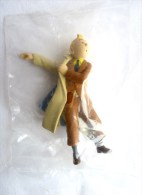 FIGURINE TINTIN - TTINTIN Enfile Son Imper Grande Taille MOULINSART Avec étiquette - Tim & Struppi