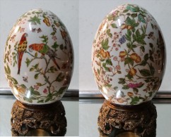 Grand Oeuf De Porcelaine Peinte De Perroquets Dans Le Goût De La Chine - Monture Bronze - Other & Unclassified